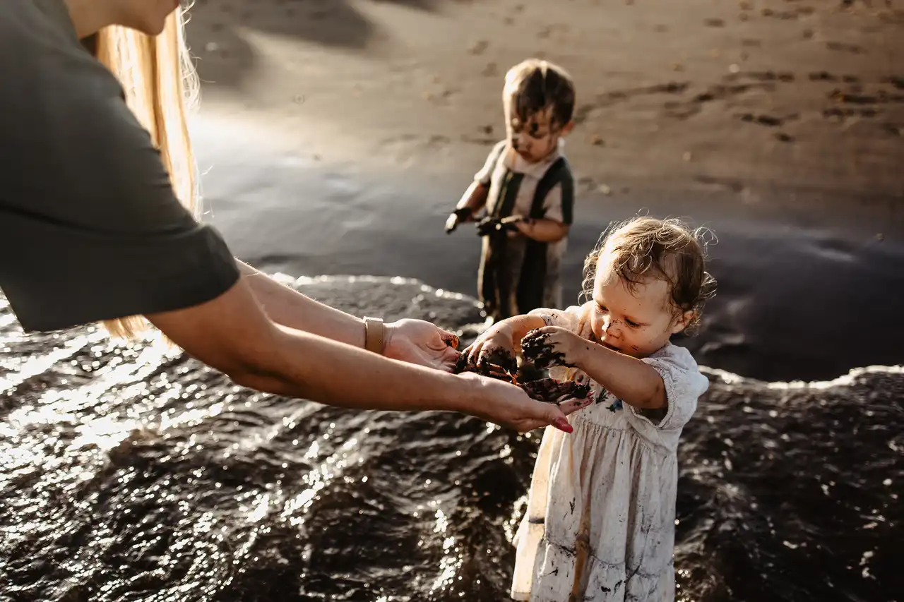 Profesjonalna sesja rodzinna uchwycona w naturalnych momentach