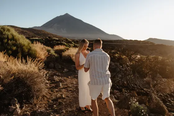 Para narzeczeńska w wulkanicznym krajobrazie Teide zachód słońca Teneryfa fotografia